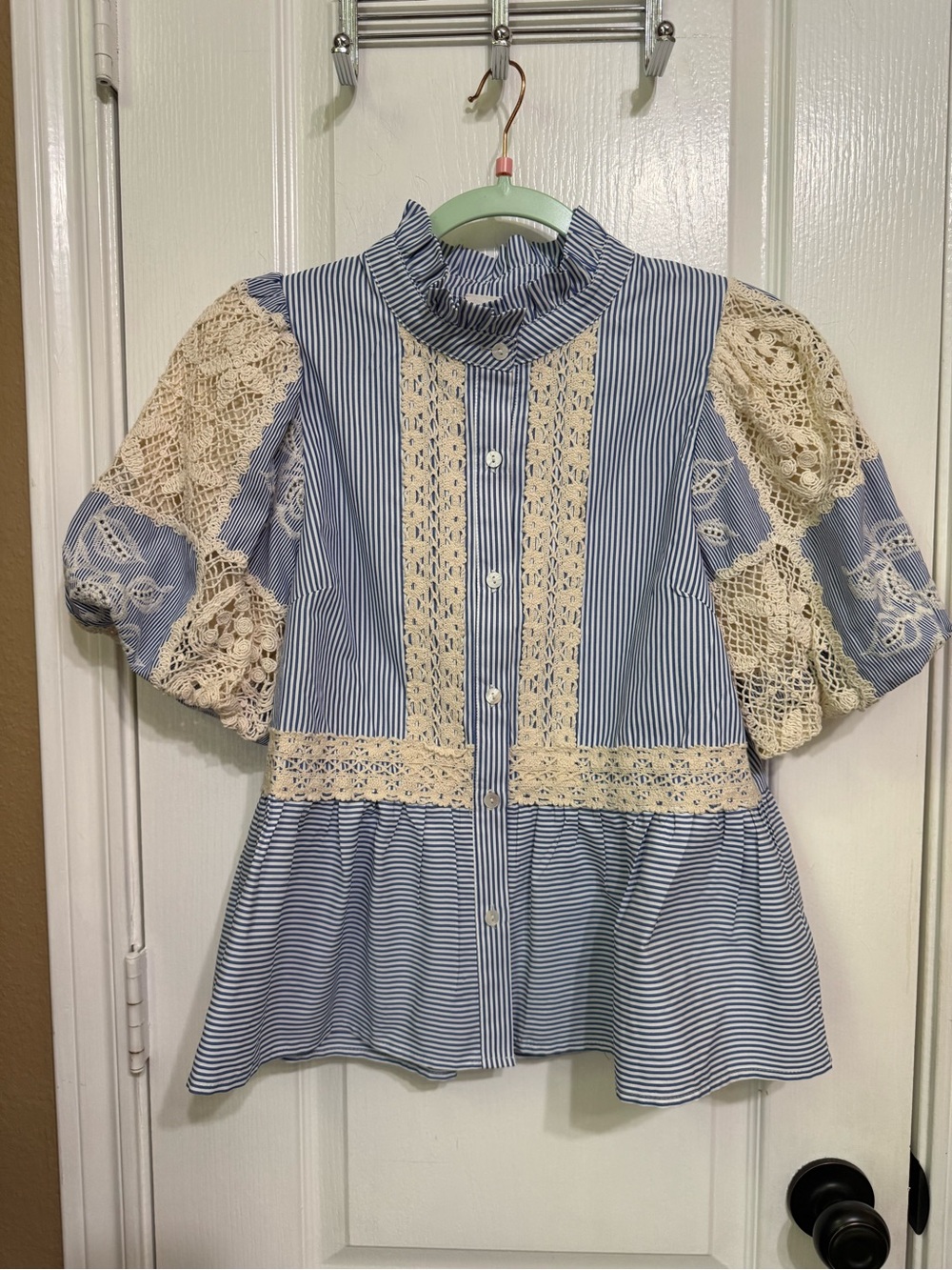 H152 NWT Entro S pp18 L p21 Blue & Cream Lace Trim Striped Button-Up Top - Picture 2 of 16